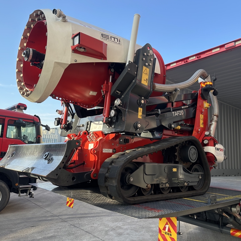 How can a heavy-duty lifting tailgate ensure stable cargo load-bearing capacity even on bumpy roads during heavy machinery transportation?