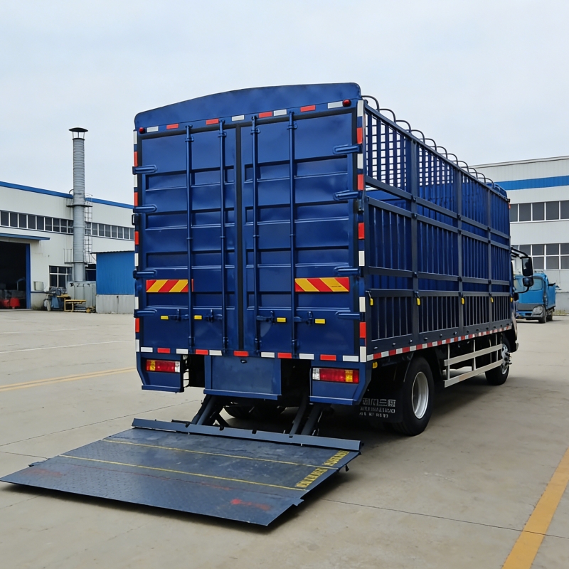 How can the connection structure between the vehicle tailgate and the carriage adapt to the vibration environment of cold chain transportation?
